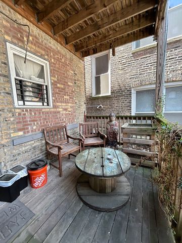 2620 W Evergreen Avenue, Chicago, IL 60622