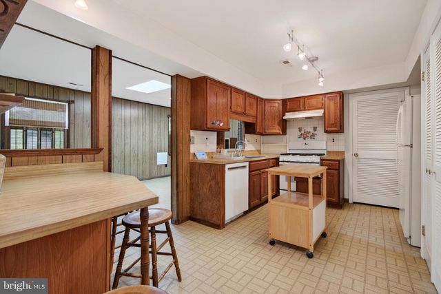 210 BURNAM WOOD DR, Mount Laurel, NJ 08054