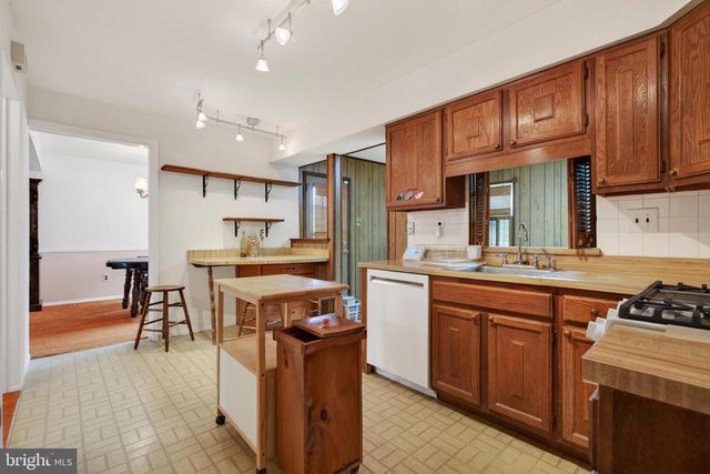 210 BURNAM WOOD DR, Mount Laurel, NJ 08054