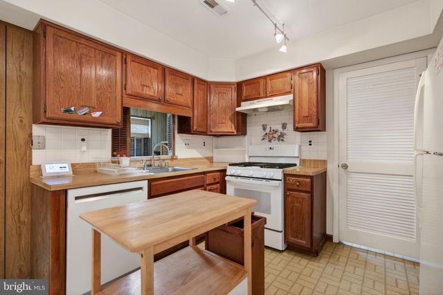 210 BURNAM WOOD DR, Mount Laurel, NJ 08054