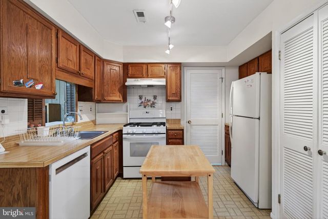 210 BURNAM WOOD DR, Mount Laurel, NJ 08054