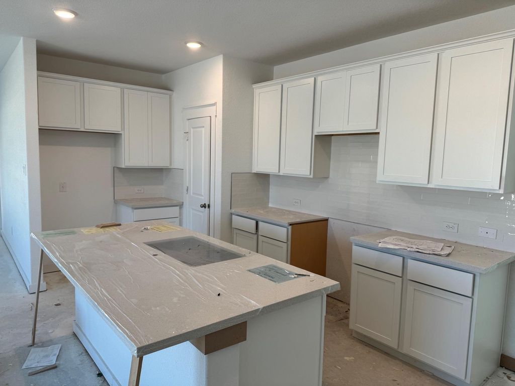 120 Lonely Lobo DR, Jarrell, TX 76537