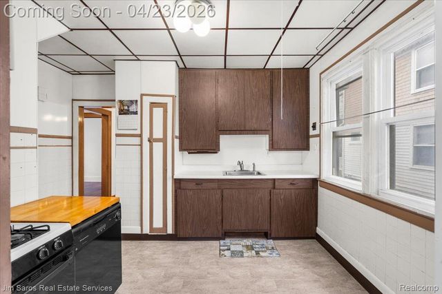 1053 Wayburn Street, Grosse Pointe Park, MI 48230