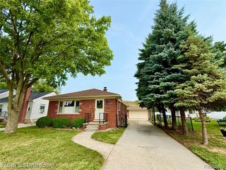 22339 Lanse Street, Saint Clair Shores, MI 48081