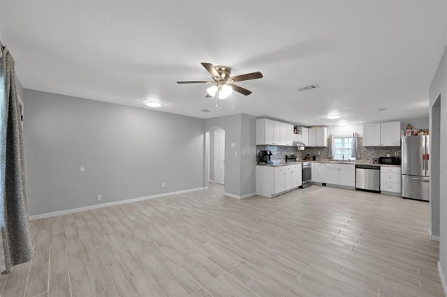 216 S Magnolia Drive, Conroe, TX 77301