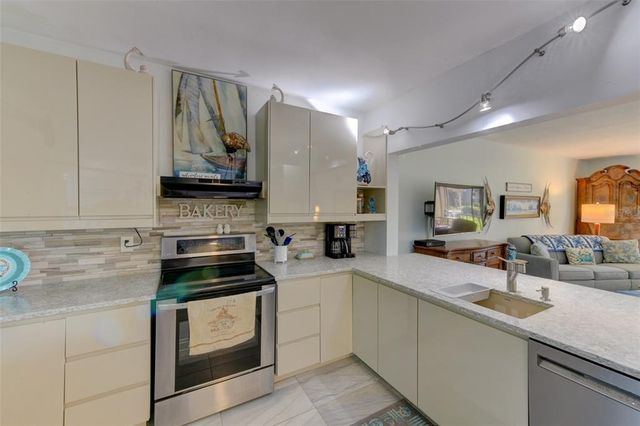 5395 LAKE ARROWHEAD TRAIL 24, Sarasota, FL 34231