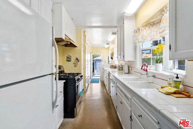 7912 Naylor Avenue, Los Angeles, CA 90045
