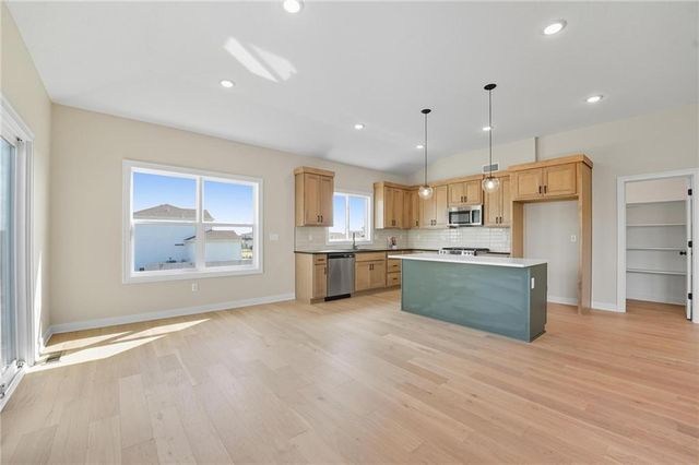 1925 SW Hightown Drive, Lee's Summit, MO 64082