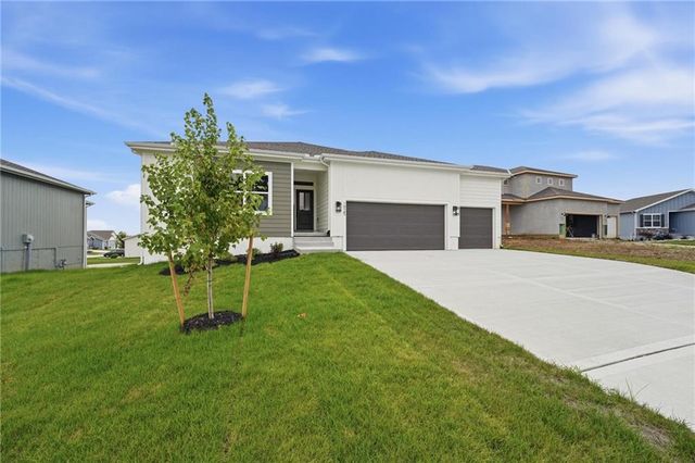 1925 SW Hightown Drive, Lee's Summit, MO 64082