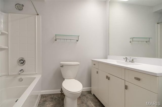942 Guelbreth Lane 301, Creve Coeur, MO 63141