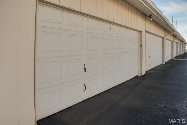 942 Guelbreth Lane 301, Creve Coeur, MO 63141