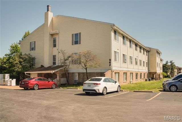 942 Guelbreth Lane 301, Creve Coeur, MO 63141