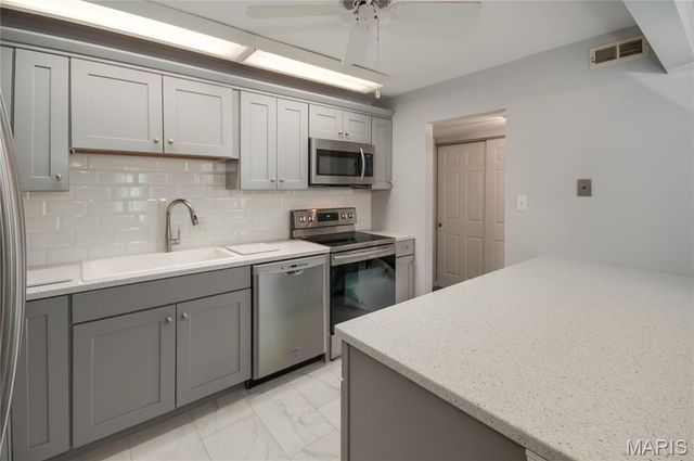 942 Guelbreth Lane 301, Creve Coeur, MO 63141