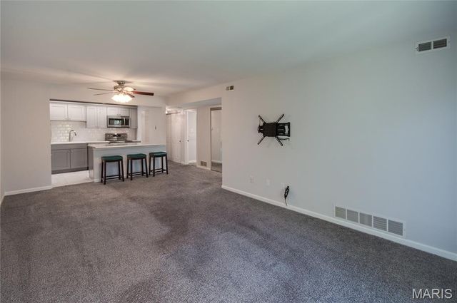 942 Guelbreth Lane 301, Creve Coeur, MO 63141