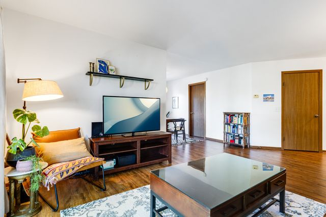 1344 McDowell Road 201, Naperville, IL 60563