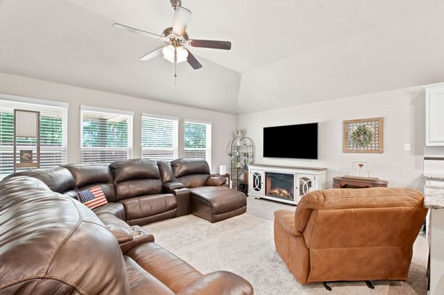 3901 Kensington Drive, Sanger, TX 76266