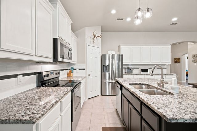 3901 Kensington Drive, Sanger, TX 76266