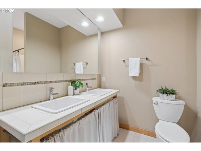 5123 S CORBETT Ave E, Portland, OR 97239