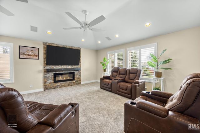 5818 Clear Valley Court, Bakersfield, CA 93313