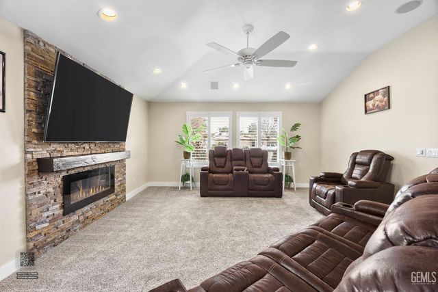 5818 Clear Valley Court, Bakersfield, CA 93313