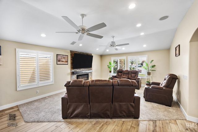 5818 Clear Valley Court, Bakersfield, CA 93313