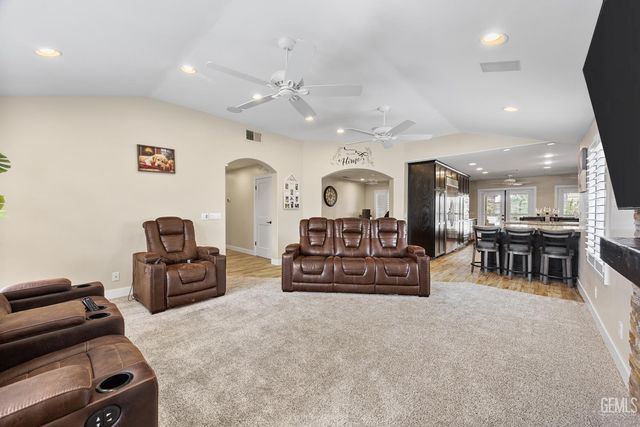 5818 Clear Valley Court, Bakersfield, CA 93313