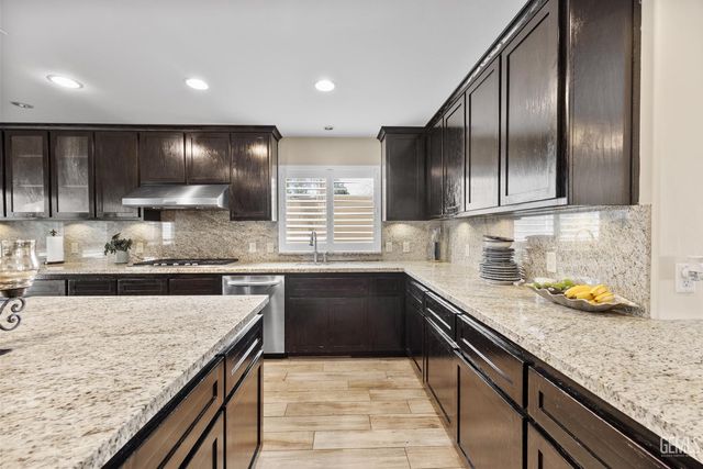 5818 Clear Valley Court, Bakersfield, CA 93313