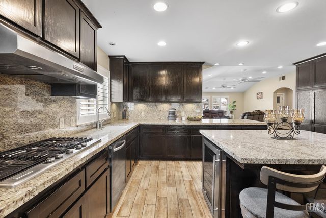 5818 Clear Valley Court, Bakersfield, CA 93313