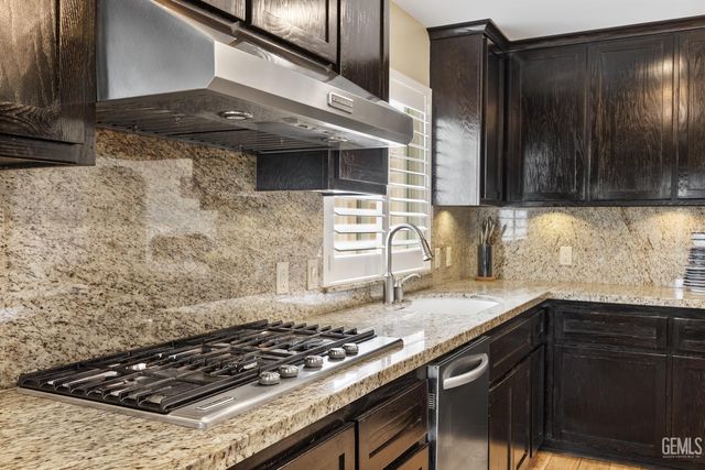 5818 Clear Valley Court, Bakersfield, CA 93313