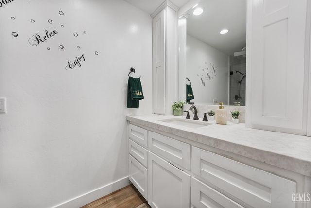 5818 Clear Valley Court, Bakersfield, CA 93313