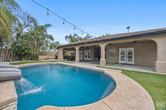 5818 Clear Valley Court, Bakersfield, CA 93313