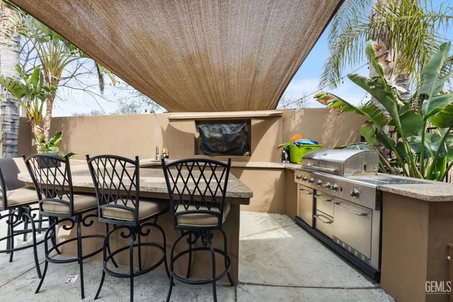 5818 Clear Valley Court, Bakersfield, CA 93313