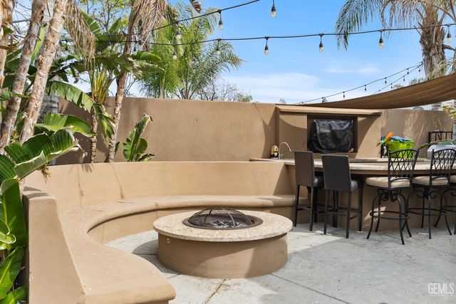 5818 Clear Valley Court, Bakersfield, CA 93313