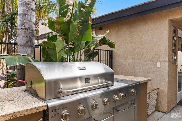 5818 Clear Valley Court, Bakersfield, CA 93313