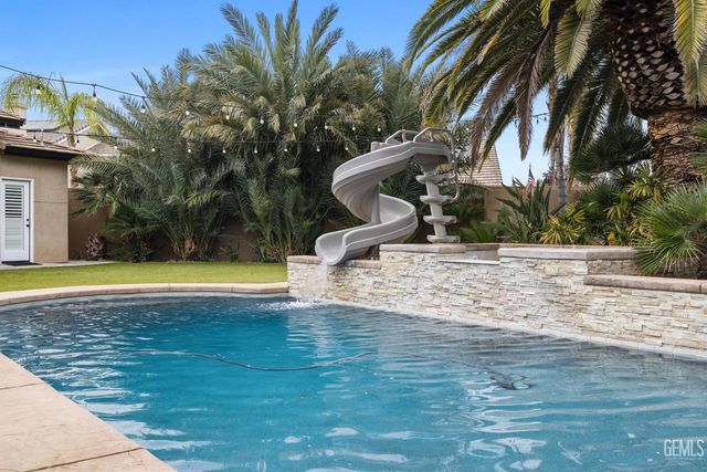 5818 Clear Valley Court, Bakersfield, CA 93313