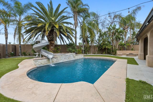 5818 Clear Valley Court, Bakersfield, CA 93313