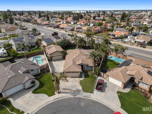 5818 Clear Valley Court, Bakersfield, CA 93313