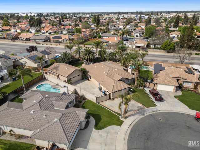 5818 Clear Valley Court, Bakersfield, CA 93313