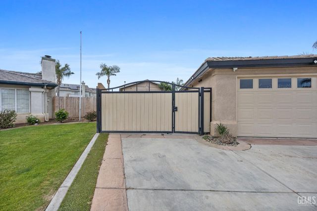 5818 Clear Valley Court, Bakersfield, CA 93313