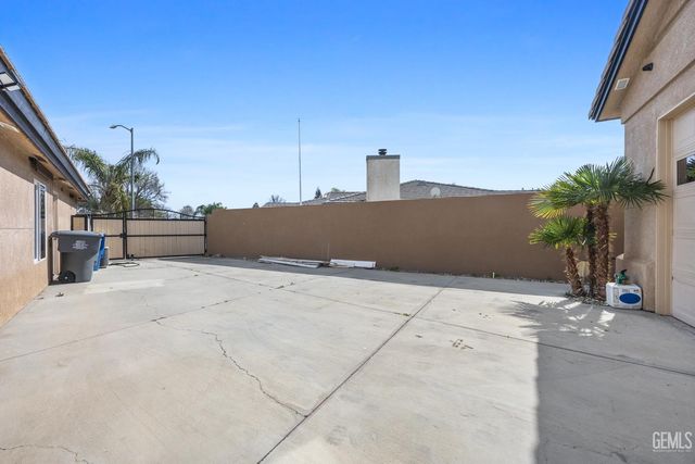 5818 Clear Valley Court, Bakersfield, CA 93313