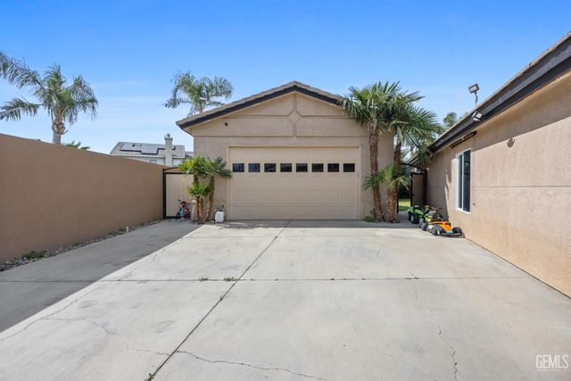 5818 Clear Valley Court, Bakersfield, CA 93313