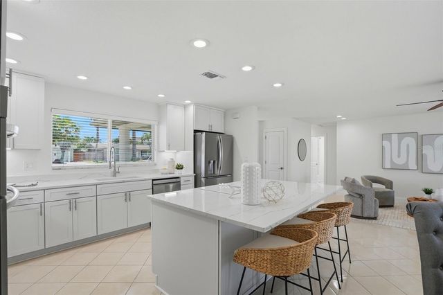 7172 S SHORE DRIVE S, St Petersburg, FL 33707