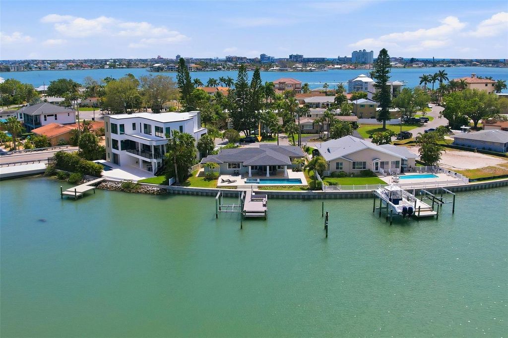 7172 S SHORE DRIVE S, St Petersburg, FL 33707