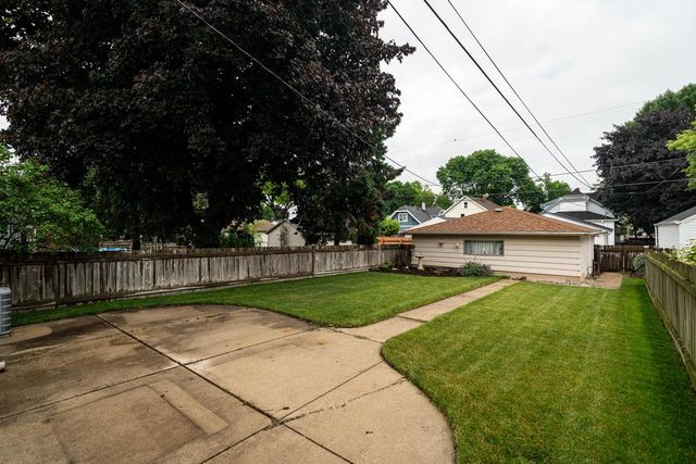 2132 S 62nd STREET, West Allis, WI 53219