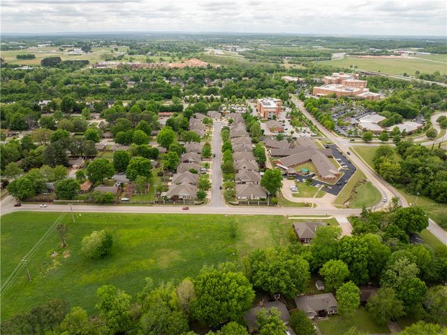 170 E Appleby Road, Fayetteville, AR 72703