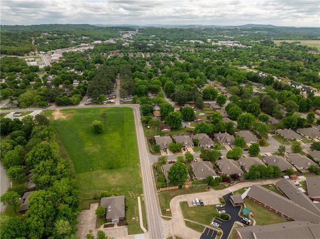 170 E Appleby Road, Fayetteville, AR 72703