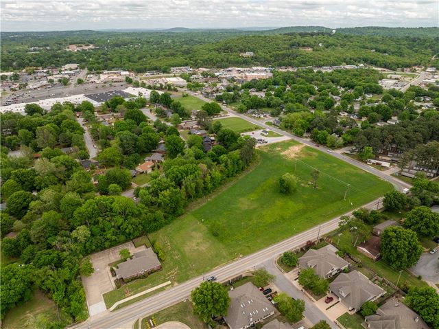 170 E Appleby Road, Fayetteville, AR 72703