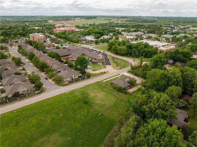 170 E Appleby Road, Fayetteville, AR 72703