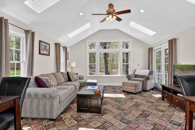 10 Cooper Dr, Franklin, MA 02038