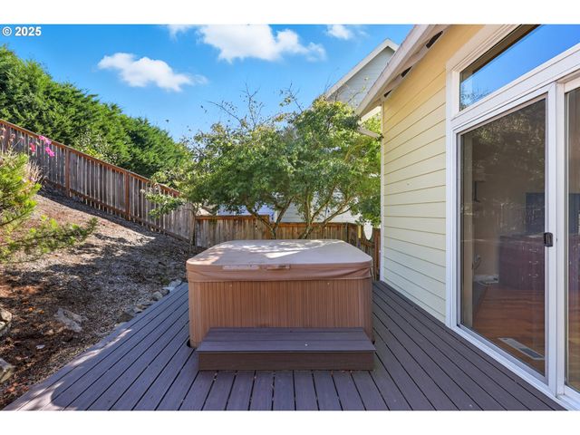 867 W LOOKOUT RIDGE Dr, Washougal, WA 98671